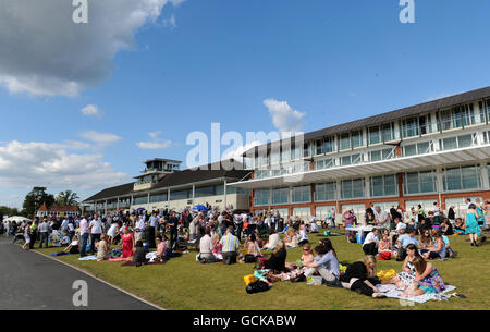 Courses hippiques - Vines of Gatwick et Redhill Ladies' Evening - avec Girls B Loud - Lingfield Park.Les amateurs de course profitent du soleil aux courses de Lingfield. Banque D'Images