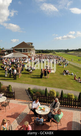 Les courses de chevaux - vignes de Gatwick et London Ladies' soir - avec les filles B Loud - Lingfield Park Banque D'Images