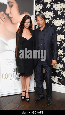 Anna Mouglalis et Mads Mikkelsen arrivent à une projection pour le nouveau film Coco Chanel et Igor Stravinsky à l'hôtel Soho de Londres. Banque D'Images