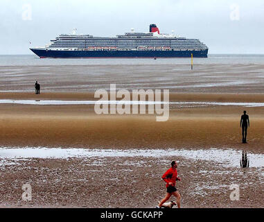 La Reine Victoria passe devant la plage de Crosby avant d'entrer dans le port de Liverpool, où la duchesse de Cornwall fera une visite de l'un des plus grands paquebots océaniques de Cunard. Banque D'Images