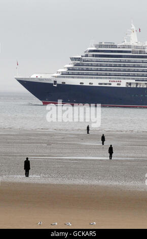 La Reine Victoria passe devant la plage de Crosby avant d'entrer dans le port de Liverpool, où la duchesse de Cornwall fera une visite de l'un des plus grands paquebots océaniques de Cunard. Banque D'Images