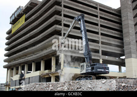 Les travailleurs commencent à démolir, le plus célèbre parking de plusieurs étages du cinéma, le parking Trinity Square à Gateshead, rendu célèbre par le film culte de gangster, obtenir carter avec Michael Caine. Banque D'Images