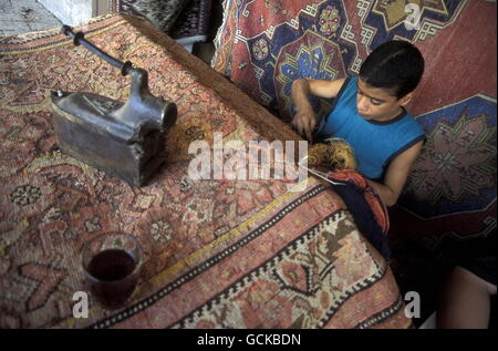 Une usine carpett dans le marché ou dans le souk de la vieille ville de la ville d'Alep en Syrie au Moyen-Orient Banque D'Images