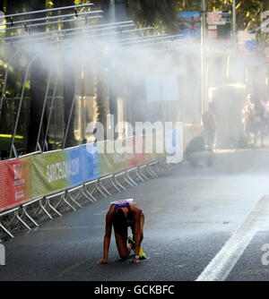 Un Zuzana Malikova de Slovaquie épuisé s'effondre alors que la brume s'échappe sur le parcours, alors que la chaleur a fait son feu pendant le deuxième jour des championnats d'Europe au stade olympique de Barcelone, en Espagne. Banque D'Images