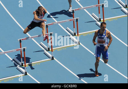 Rhys Williams (à gauche) de Grande-Bretagne se qualifie pour la prochaine partie de l'épreuve hommes de 400m haies au cours du deuxième jour des championnats d'Europe au stade olympique de Barcelone, en Espagne. Banque D'Images