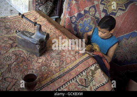 Une usine carpett dans le marché ou dans le souk de la vieille ville de la ville d'Alep en Syrie au Moyen-Orient Banque D'Images