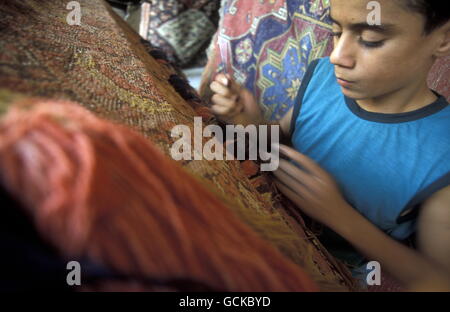 Une usine carpett dans le marché ou dans le souk de la vieille ville de la ville d'Alep en Syrie au Moyen-Orient Banque D'Images