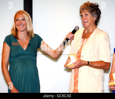 Paula Radcliffe (à gauche), la coureur de fond de Grande-Bretagne, avec sa mère Pat, lors d'une conférence de presse à l'hôtel Park Plaza Westminster Bridge de Londres. Banque D'Images