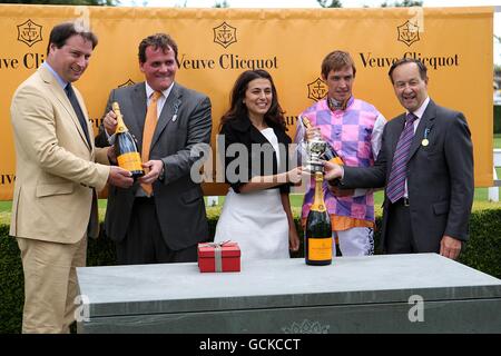 Richard Hughes (deuxième à droite) et Richard Hannon Jnr (deuxième à gauche) remportent leurs prix après que le roi Torus remporte les piquets Vintage de veuve Clicquot au cours de la deuxième journée du glorieux festival Goodwood à l'hippodrome de Goodwood, Chichester. Banque D'Images