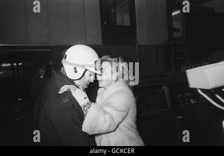 Actrice ZSA ZSA Gabor avec un policier d'aéroport à l'arrivée à l'aéroport de Heathrow, sur un vol de Majorque. Avec des jambes et des poignets bandés, l'actrice a prétendu avoir été battue par cinq policiers espagnols. Quand elle est sortie de l'avion, elle a refusé de monter à bord de l'autocar de la compagnie aérienne et s'est assise sur les marches de l'avion. Elle a ensuite été envoyée à l'hôpital St George pour faire la radiographie de ses poignets et de ses chevilles. Banque D'Images