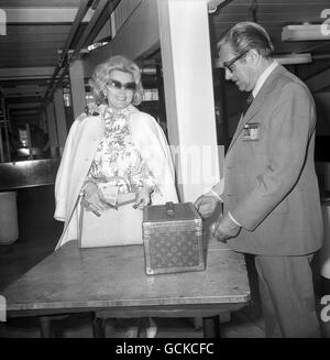 Divertissement - ZSA zaa Gabor - aéroport de Heathrow.Actrice ZSA ZSA Gabor ayant son sac vérifié à l'aéroport de Heathrow avant d'embarquer dans un avion pour Chicago. Banque D'Images