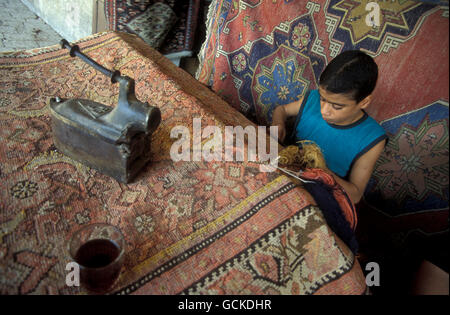 Une usine carpett dans le marché ou dans le souk de la vieille ville de la ville d'Alep en Syrie au Moyen-Orient Banque D'Images