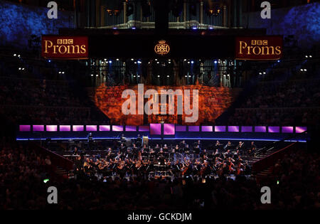 Proms. BBCUne vue d'ensemble de la BBC Prom no.19 - Stephen Sondheim à 80 - au Royal Albert Hall dans le centre de Londres. Banque D'Images