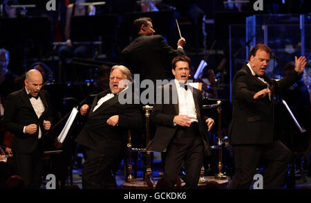 (De gauche à droite) Daniel Evans, Simon Russell Beale, Julian Ovenden et Bryn Terfel pendant la BBC Prom no.19 - Stephen Sondheim à 80 - au Royal Albert Hall dans le centre de Londres. Banque D'Images