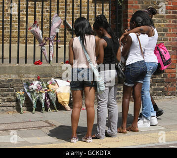 Les amateurs de tourniquets regardent les fleurs à l'école Park Campus School de West Norwood, dans le sud de Londres, où Zac Olumegbon, 15 ans, a été poignardé à mort. Banque D'Images