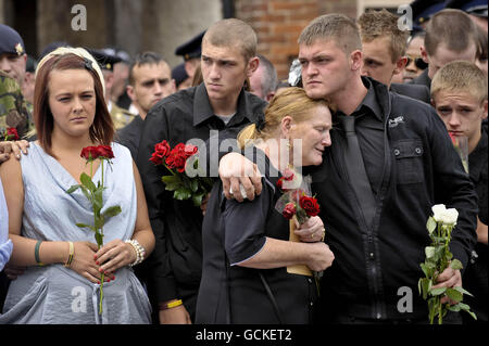 Tiffany (à gauche) et sa grand-mère Linda Mason (au centre), la petite amie du cavalier James Leverett, avec sa famille et ses amis, se plaignent d'attendre que le corbillard contenant son cercueil passe par Wootton Bassett, Wiltshire, pendant son rapatriement. Banque D'Images