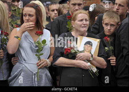 Tiffany (à gauche) et sa grand-mère Linda Mason (au centre), la petite amie du cavalier James Leverett, avec sa famille et ses amis, se plaignent d'attendre que le corbillard contenant son cercueil passe par Wootton Bassett, Wiltshire, pendant son rapatriement. Banque D'Images