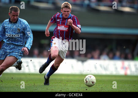 Football - FA Carling Premiership - Coventry City / Aston Villa - Highfield Road.Graham Fenton (r), Aston Villa. Banque D'Images