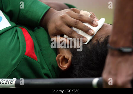 Le gardien de cricket du Bangladesh Mushfiqur Rahim est placé sur une civière après avoir été frappé au visage par une balle lors de la première journée internationale à Trent Bridge, Nottingham. Banque D'Images