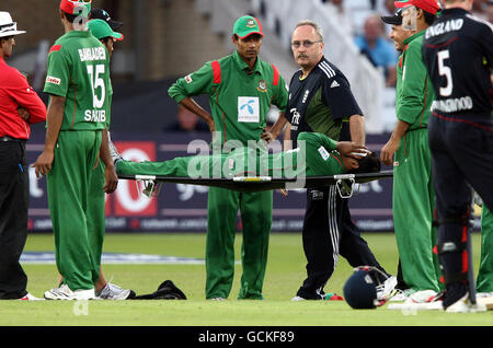 Le gardien de cricket du Bangladesh Mushfiqur Rahim est placé sur une civière après avoir été frappé au visage par une balle lors de la première journée internationale à Trent Bridge, Nottingham. Banque D'Images