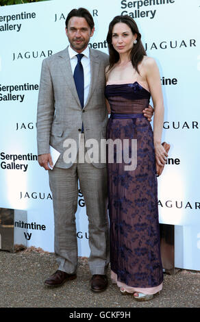 Dougrey Scott et Claire Forlani arrivent à la Serpentine Gallery Summer Party, Londres. Banque D'Images