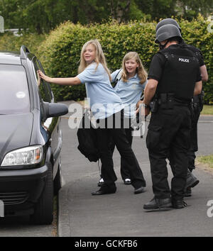 La police garde la garde au Dr Thomlinson Church of England Middle School de Rothbury, dans le Northumberland, alors que la chasse à l'homme fugitif Raoul Moat se poursuit. Banque D'Images