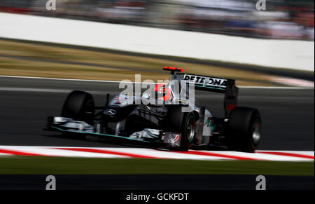 Michael Schumacher de Mercedes, d'Allemagne, lors de la première session d'entraînement, lors d'une journée d'entraînement devant le Grand Prix britannique de Santander sur le circuit Silverstone, à Northampton. Banque D'Images