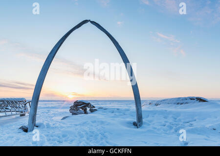 Portiques de baleine au coucher de soleil au bord de l'océan Arctique à Barrow, versant nord, l'Alaska arctique, l'hiver Banque D'Images