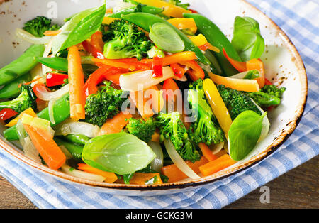 Sauté de légumes sur une assiette. Selective focus Banque D'Images