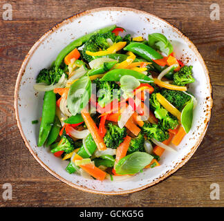 Sauté de légumes dans une assiette. Vue d'en haut Banque D'Images