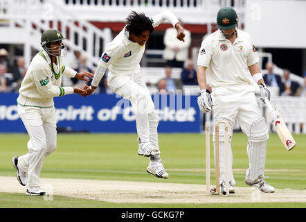 Le Mohammad Aamer (au centre) du Pakistan célèbre le bowling Shane Watson lors du premier Test Match au Lord's Cricket Ground, Londres. Banque D'Images