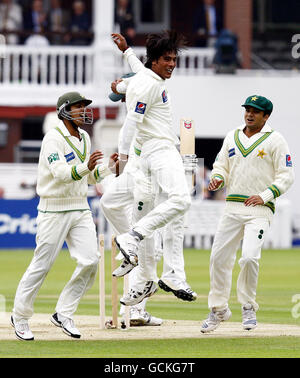 Cricket - MCC Spirit of Cricket - Premier test - Pakistan v Australie - Premier jour - terrain de cricket de Lord.Le Mohammad Aamer (au centre) du Pakistan célèbre le bowling Shane Watson lors du premier Test Match au Lord's Cricket Ground, Londres. Banque D'Images