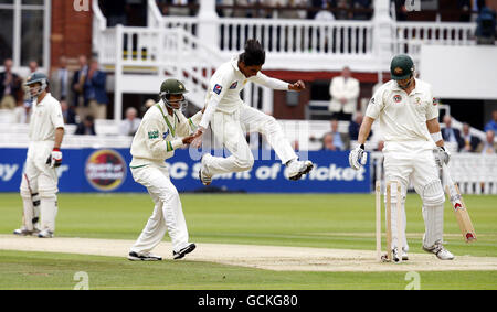 Cricket - MCC Spirit of Cricket - Premier test - Pakistan v Australie - Premier jour - terrain de cricket de Lord.Le Mohammad Aamer (au centre) du Pakistan célèbre le bowling Shane Watson lors du premier Test Match au Lord's Cricket Ground, Londres. Banque D'Images