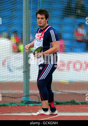 Aled Davies, de la Grande-Bretagne, participe à la discussion de la F42/44 pour hommes lors de la coupe du monde paralympique BT à Sport City, Manchester. Banque D'Images