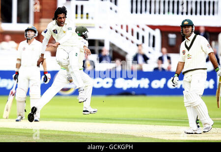 Le Mohammad Aamer (à gauche) du Pakistan célèbre le bowling le Ricky Ponting (à droite) de l'Australie capturé par Umar Amin lors du premier Test Match au terrain de cricket de Lord's, Londres. Banque D'Images