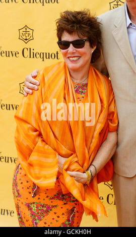 Ruby Wax arrive pour le championnat de polo Open de Veuve Clicquot à Cowdray Park, Midhurst, West Sussex. Banque D'Images