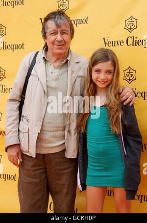 L'ancien Rolling Stone Bill Wyman arrive avec sa fille Matilda pour le championnat de polo ouvert britannique veuve Clicquot à Cowdray Park, Midhurst, West Sussex. Banque D'Images