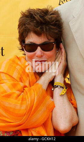 Ruby Wax arrive pour le championnat de polo Open de Veuve Clicquot à Cowdray Park, Midhurst, West Sussex. Banque D'Images