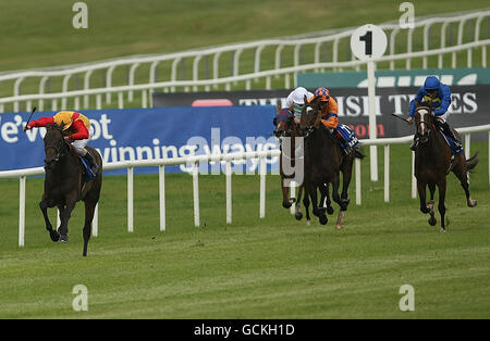 Snow Fairy, criblée par Ryan Moore (à gauche), remporte clairement les Darley Irish Oaks à l'hippodrome de Curragh. Banque D'Images