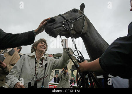 Snow Fairy regardé par la propriétaire Cristina Patino (à gauche) dans l'enceinte des gagnants après la victoire dans le Darley Irish Oaks à l'Hippodrome de Curragh. Banque D'Images