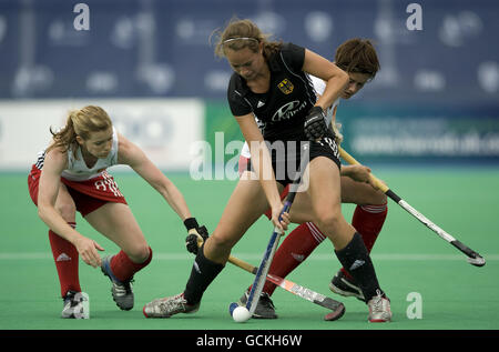 Helen Richardson (à gauche) en Angleterre et Sally Walton défient avec Céline Wilde en Allemagne (au centre) lors du match de la médaille de bronze Samsung Women's Champions à Highfields, Beeston, Nottingham. Banque D'Images