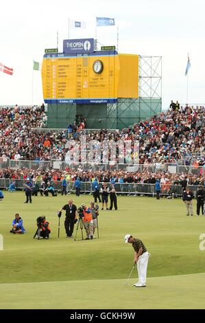 Louis Oosthuizen d'Afrique du Sud pute sur le dix-huitième comme lui Remporte le championnat ouvert 2010 à St Andrews Banque D'Images