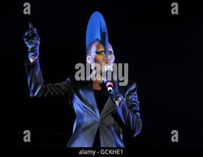 Grace Jones se produit en direct sur scène à Lovebox, dans le parc Victoria, à Londres. Banque D'Images