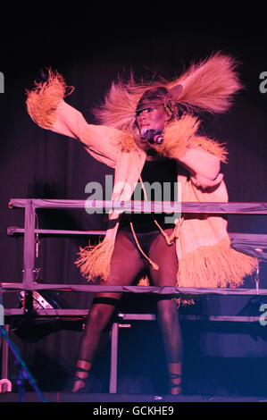 Grace Jones se produit en direct sur scène à Lovebox, dans le parc Victoria, à Londres. Banque D'Images