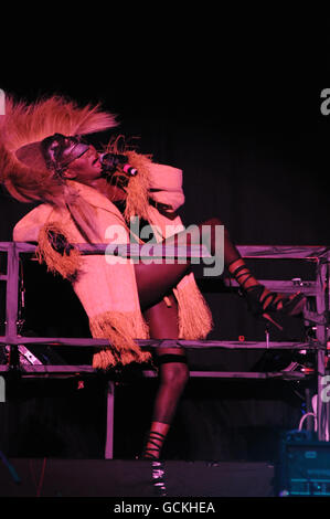 Grace Jones se produit en direct sur scène à Lovebox, dans le parc Victoria, à Londres. Banque D'Images