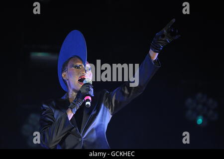 Grace Jones se produit en direct sur scène à Lovebox, dans le parc Victoria, à Londres. Banque D'Images