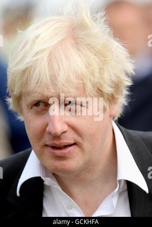 Le maire de Londres Boris Johnson lors du lancement de l'une des nouvelles autoroutes du cycle, près de Clapham Common dans le sud-ouest de Londres. Banque D'Images