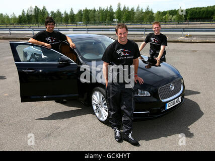 Les joueurs de cricket d'Angleterre Andrew Strauss (au centre), Alastair Cook (à gauche) et Eoin Morgan avec la Jaguar XJ après l'essai de conduite sur le circuit d'essai de Jaguars à Gaydon dans le Warwickshire. Banque D'Images