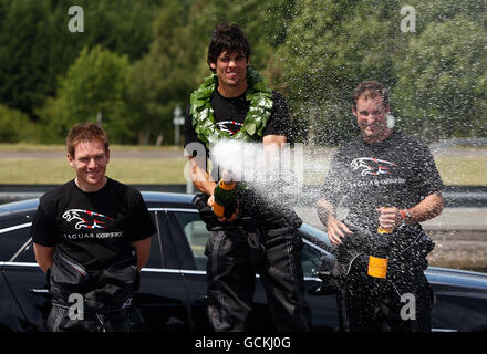 Les joueurs de cricket d'Angleterre Alastair Cook (au centre), Eoin Morgan (à gauche) et Andrew Strauss (à droite) après l'essai de conduite de la Jaguar XJ sur le circuit d'essai de Jaguars à Gaydon, dans le Warwickshire. Banque D'Images