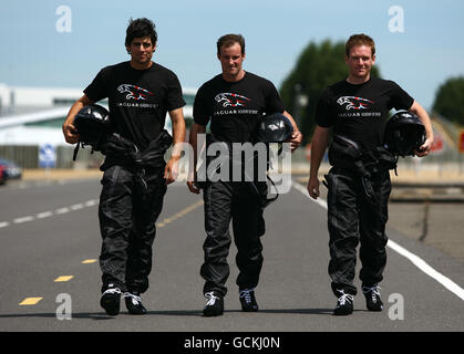 Les joueurs de cricket de l'Angleterre Andrew Strauss (au centre), Alastair Cook (à gauche) et Eoin Morgan après un essai sur la Jaguar XJ sur le circuit d'essai de Jaguars à Gaydon, dans le Warwickshire. Banque D'Images